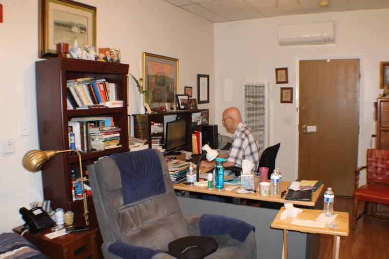 desk-in-office